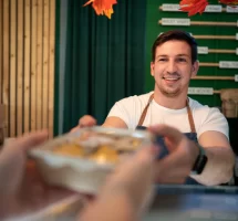 Qual a diferença entre vale-refeição e vale-alimentação e como escolher o melhor para sua equipe?