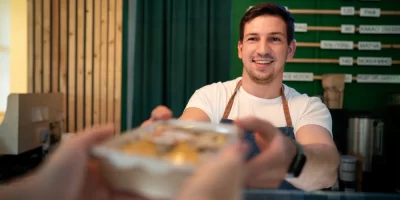 Qual a diferença entre vale-refeição e vale-alimentação e como escolher o melhor para sua equipe?